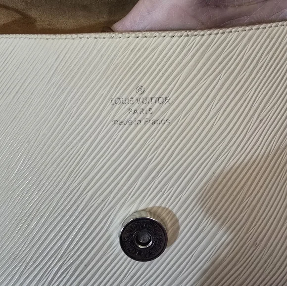 Louis Vuitton - Picture 4 of 8